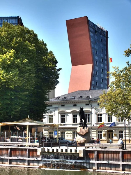 1 * liman Klaipeda şehir mimarisi. Klaipeda İlçesi. Litvanya. Avrupa. Yaz. 2 ** Klaipeda Curonian lagoon ve Baltık Denizi kıyısında yer alır. Litvanya üçüncü büyük kentidir. Baltık Denizi buz bağlantı noktası.      