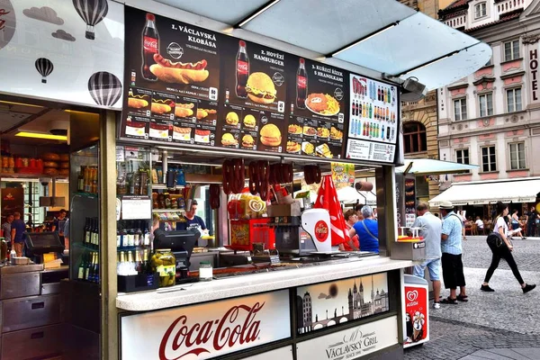 1 * * Prag Çek Cumhuriyeti 'nin başkentidir. Prag 'ın güzelliği bu şehri büyülüyor. Dünyanın en güzel yerlerinden biri. Bohem cazibesi ve ortaçağ mimarisiyle muhteşem Prag büyüsü. Avrupa. 2019 yazı.