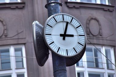 1 * * Prag Çek Cumhuriyeti 'nin başkentidir. Prag 'ın güzelliği bu şehri büyülüyor. Dünyanın en güzel yerlerinden biri. Bohem cazibesi ve ortaçağ mimarisiyle muhteşem Prag büyüsü. Avrupa. 2019 yazı.