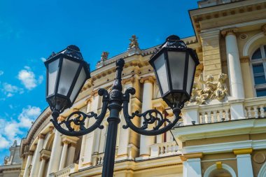 Odessa Opera ve bale Tiyatrosu antik heykelleri ile