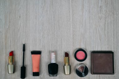 Kozmetik ve makyaj öğelerinin üst görünümü