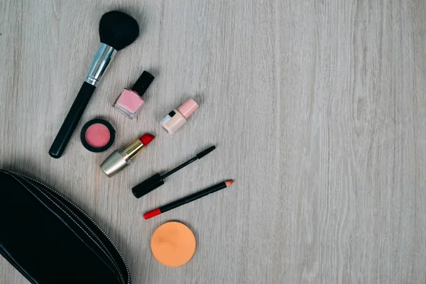 Widok z góry na kosmetyki i przedmioty do makijażu — Zdjęcie stockowe