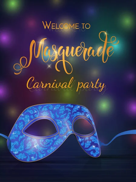 Gouden carnaval masker met glanzende textuur. Carnaval hand getekende letters. Uitnodiging kaartsjabloon. Vectorillustratie Eps10. — Stockvector