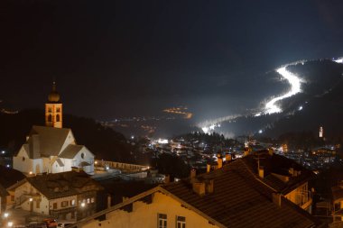 Gece görüş kayak pisti Fiemme Valley, Trentino, İtalya