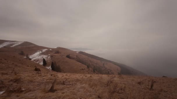 Nubes y niebla, un paisaje escocés en los Prealpes italianos — Vídeo de stock