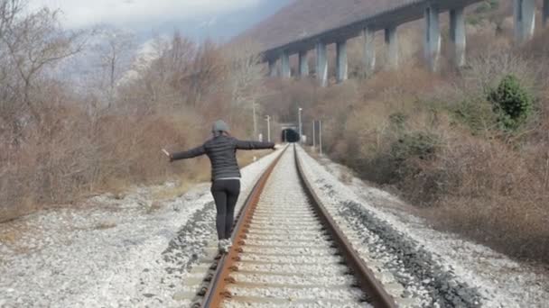 Caminhando na ferrovia em direção ao túnel — Vídeo de Stock