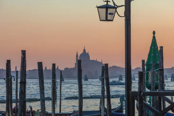 La iglesia Santissimo Redentore y la silueta de la isla de Giudecca — Foto de Stock