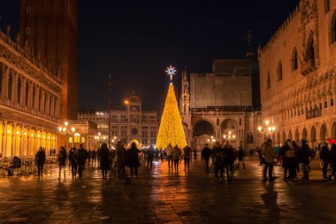 Venedik, Italya-Ocak 02 2018: San Marco Meydanı 'nda Noel ağacının gece görünümü