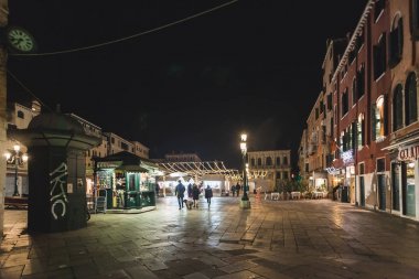 Venedik, Italya-Ocak 02 2018: bir Campo küçük açık Noel pazarı. Campo tipik Venedik Meydanı