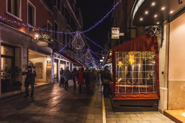 Venedik, Italya-Ocak 02 2018: turistler Noel ışıkları ile decortaed bir Calle yürüyüş. Calle tipik bir Venedik caddedir