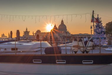 Venice, İtalya - 02 Ocak 2018: tekne ile küçük Noel ağacı 
