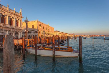 Venice, İtalya - 02 Ocak 2018: Hotel Cipriani iskelesi gondol ve gün batımında cruise ile