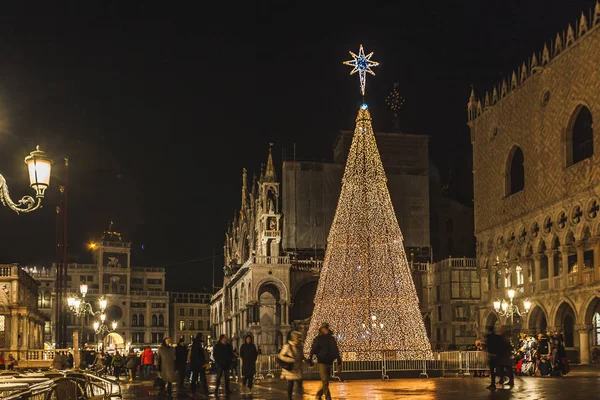 Venedik, Italya-Ocak 02 2018: San Marco Meydanı 'nda Noel ağacının gece görünümü
