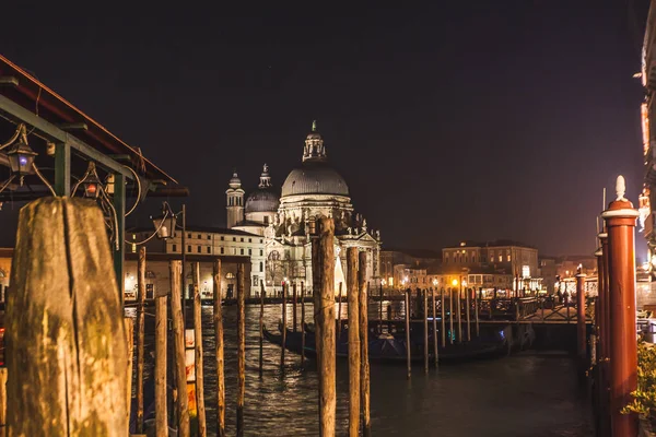 Gece görünümünü Basilica della Salute, Venedik, İtalya