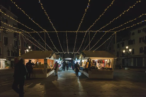 Venedik, Italya-Ocak 02 2018: bir Campo küçük açık Noel pazarı. Campo tipik Venedik Meydanı