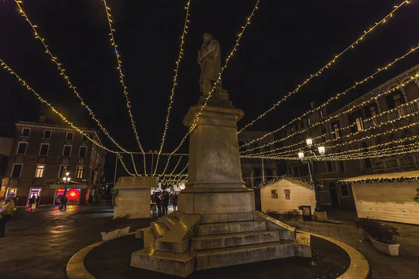 Venedik, Italya-Ocak 02 2018: bir Campo küçük açık Noel pazarı. Campo tipik Venedik Meydanı