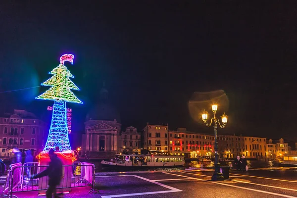 Venedik, Italya-Ocak 02 2018: tren istasyonunun önünde meydanda ışıklardan yapılmış renkli Noel ağacı