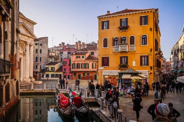 Venecia Italia Enero 2018 Gondolas Amarrado Sobre Canal Cerca Una — Foto de Stock