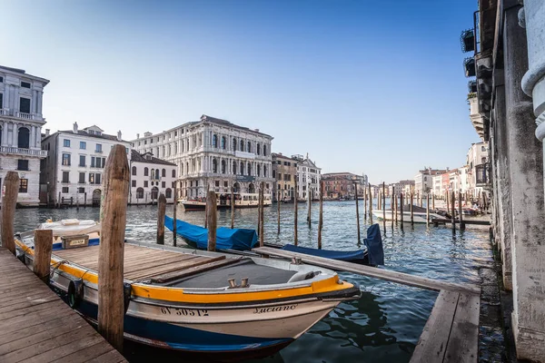 VENECIA, ITALIA - ENERO 02 2018: Góndola y embarcaciones amarradas sobre el Canal Grande — Foto de Stock