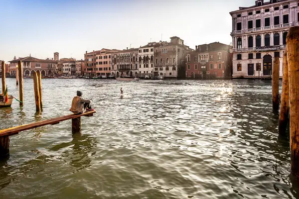 VENICE, ITALY - JANUARY 02 2018: man  viewing part of Canal Grande — Stock Photo, Image