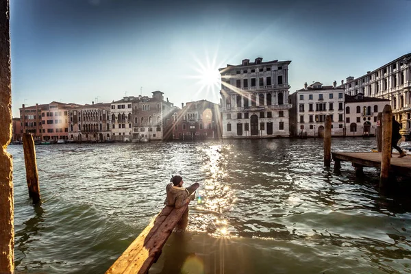 VENISE, ITALIE - 02 JANVIER 2018 : l'homme regarde une partie du Canal Grande — Photo