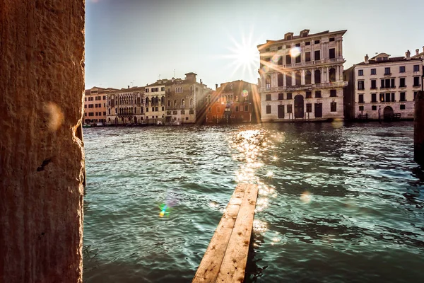 Venice, İtalya - 02 Ocak 2018: Güneş ışınları Canal Grande parçası üzerinde