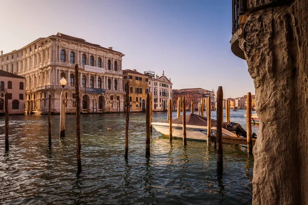 VENECIA, ITALIA - ENERO 02 2018: Crucero amarrado a una palina en el Canal Grande — Foto de Stock