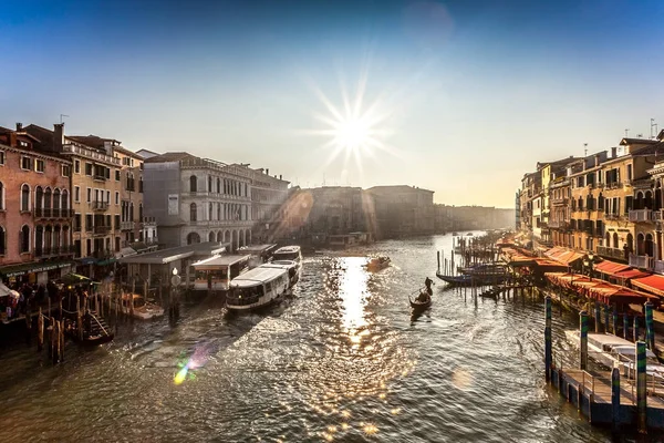 VENECIA, ITALIA - ENERO 02 2018: Vista del Canal Grande desde el Puente de Rialto — Foto de Stock