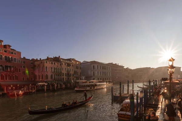VENECIA, ITALIA - ENERO 02 2018: Vista del Canal Grande en un día soleado — Foto de Stock