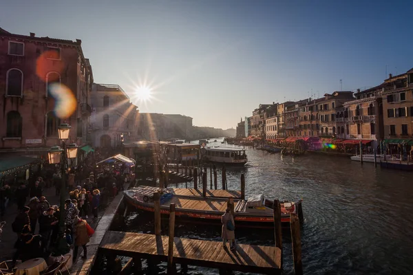 VENECIA, ITALIA - ENERO 02 2018: Vista del Canal Grande en un día soleado — Foto de Stock