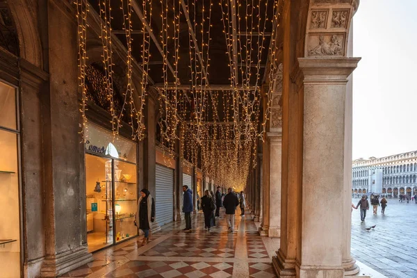 산 마르코 광장에서 상점 창문을 통해 베니스, 이탈리아-1 월 2 2018: 크리스마스 장식 — 스톡 사진
