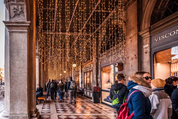 Venice, İtalya - 02 Ocak 2018: Noel ışıkları vitrinler üzerinde