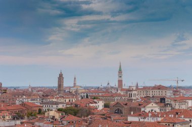 Venedik hava sahasının üzerindeki bulutlu gökyüzü