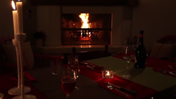 Habitación oscura con una mesa decorada para Navidad y una chimenea — Vídeos de Stock