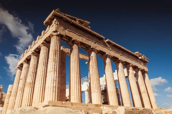 Parthenon 'un doğu tarafının güzel manzarası.