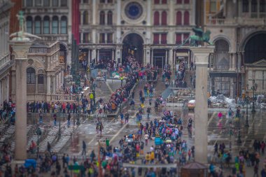 Yüksek su, Venedik boyunca San Marco Meydanı 'nda turistlerin eğim değişimi