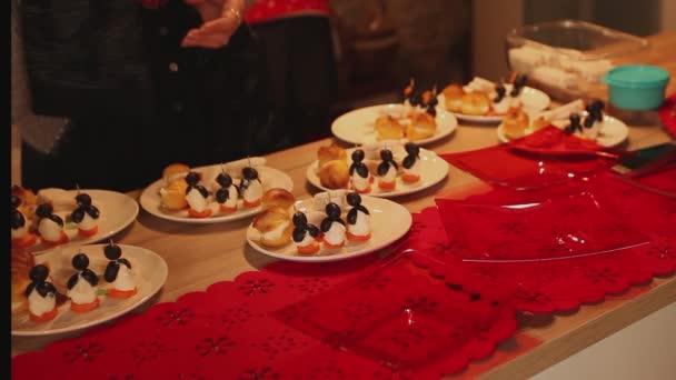 Preparación de platos navideños con aperitivos decorados — Vídeo de stock