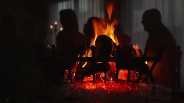 Kayu terbakar di perapian dengan gelas di mana Anda dapat melihat bayangan memantulkan — Stok Video