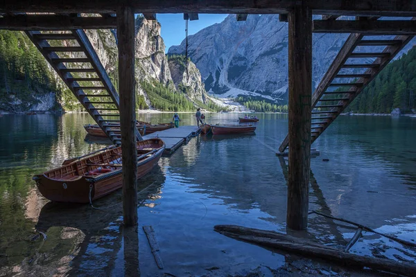 Barcos a remo atracados no molhe em um cenário idílico — Fotografia de Stock