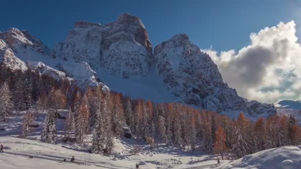 Včasnost krásného zimního výhledu na dolomitický vrchol — Stock video