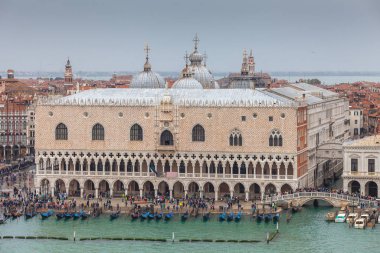 Venedik, turist kalabalığıyla Doges Palace 'ın güzel hava manzarası
