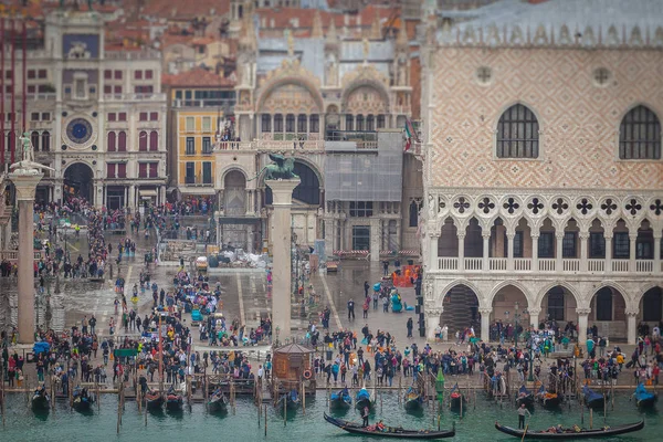 Efecto de cambio de inclinación de los turistas cerca del Palacio Ducal durante las aguas altas, Venecia — Foto de Stock