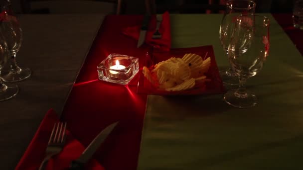 Mesa de Natal com vela, batatas fritas e óculos — Vídeo de Stock