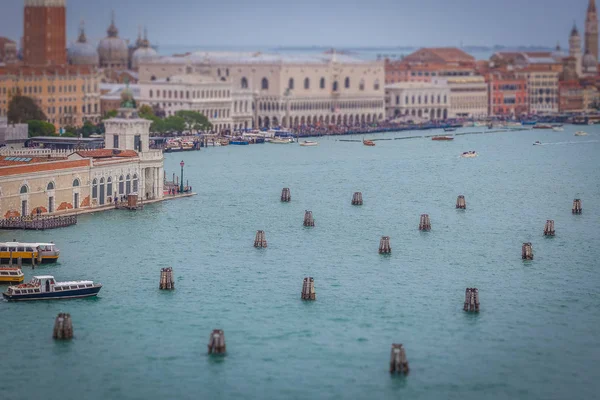 Efecto de desplazamiento de inclinación del canal de Giudecca, Venecia — Foto de Stock