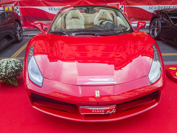 Modelo Ferrari Portofino exhibido en la Conegliano Auto Expo, Italia — Foto de Stock