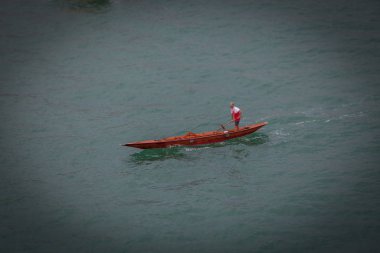 Venedik, Grande Kanalı 'nda kırmızı gondollu bir adamın eğim değişimi.