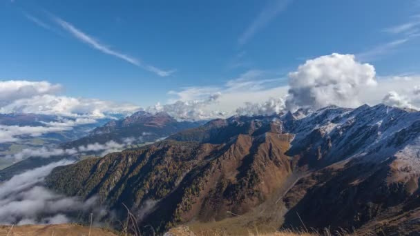 Včasná doba zasněžených rakouských hor podél hranice s Itálií — Stock video