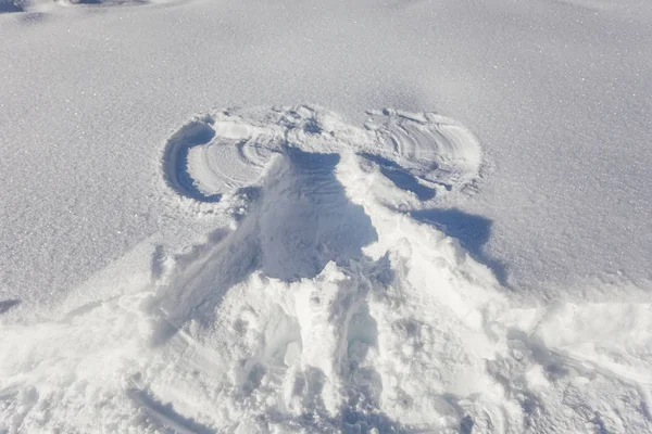 Pegada em forma de anjo deixada na neve — Fotografia de Stock