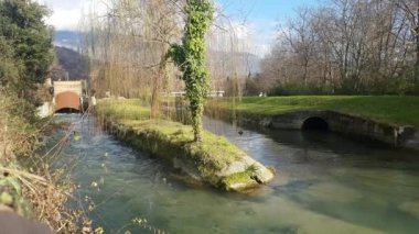 Meschio nehri boyunca hidroelektrik santrali çalışıyor.