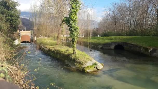 Centrale idroelettrica in funzione lungo il fiume Meschio — Video Stock